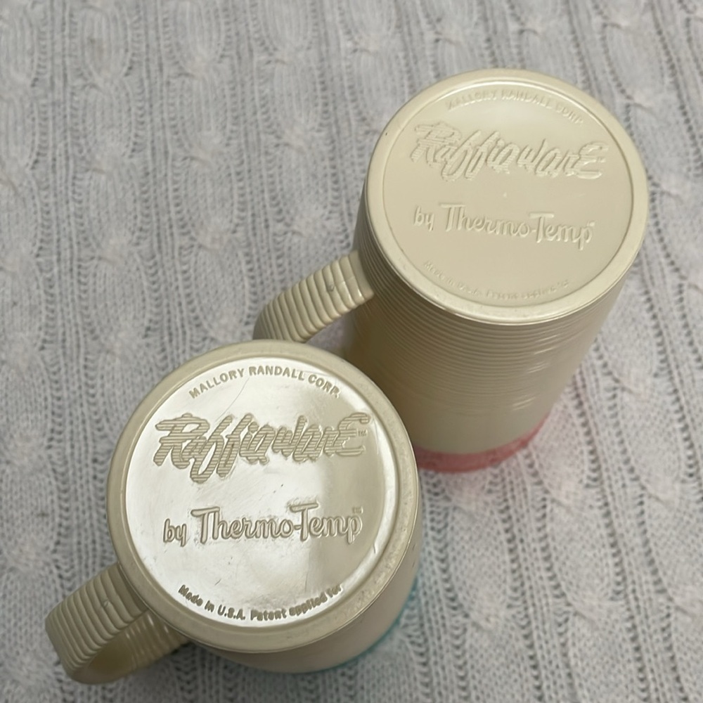 VTG Raffiaware plastic mugs. Thermo-Temp Mallory Randall Corp coral aqua handles - Picture 4 of 7